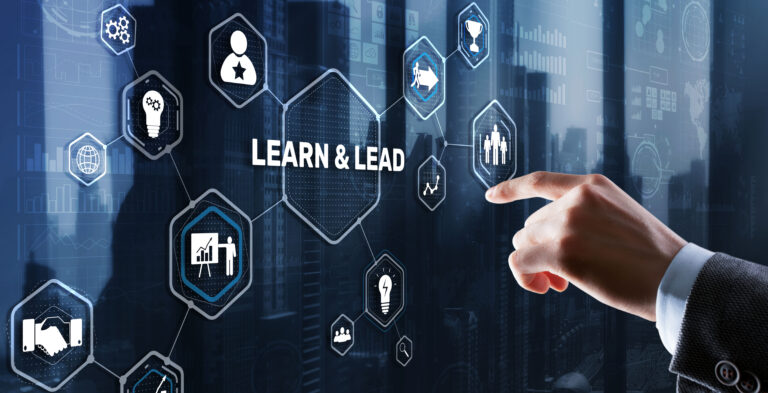 Apprendre et diriger. Un homme d'affaires appuie sa main sur l'inscription de l'écran virtuel.